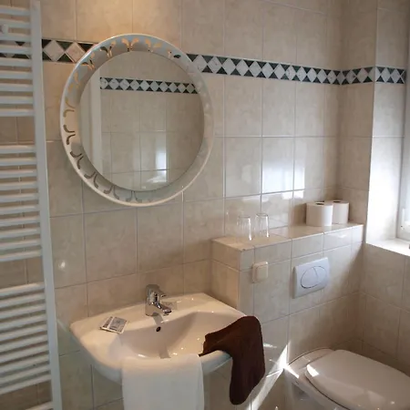 Schuster Und Gaestehaus Hotell 3*