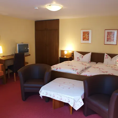 Schuster Und Gaestehaus Hotell 3*