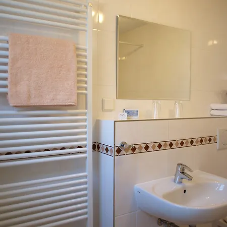 Schuster Und Gaestehaus 3*