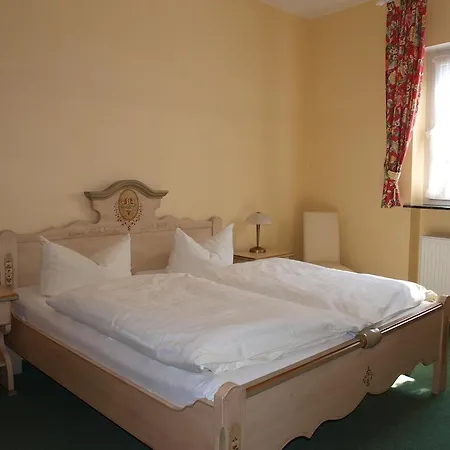 Schuster Und Gaestehaus Hotel 3*