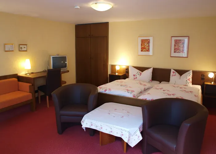 Schuster Und Gaestehaus Hotel 3*