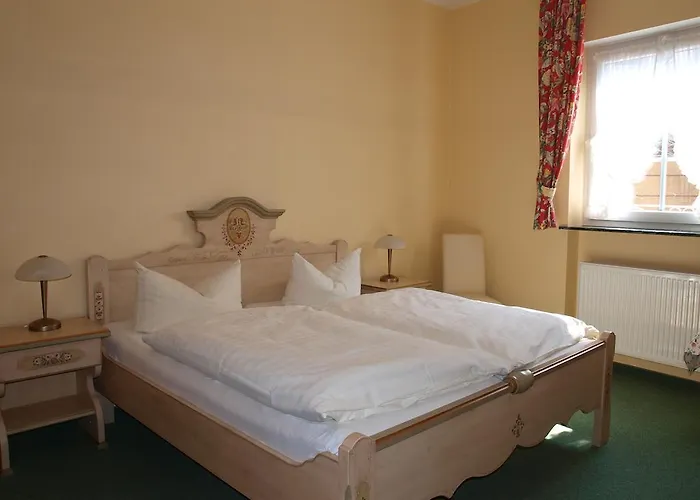 Schuster Und Gaestehaus Hotel 3*